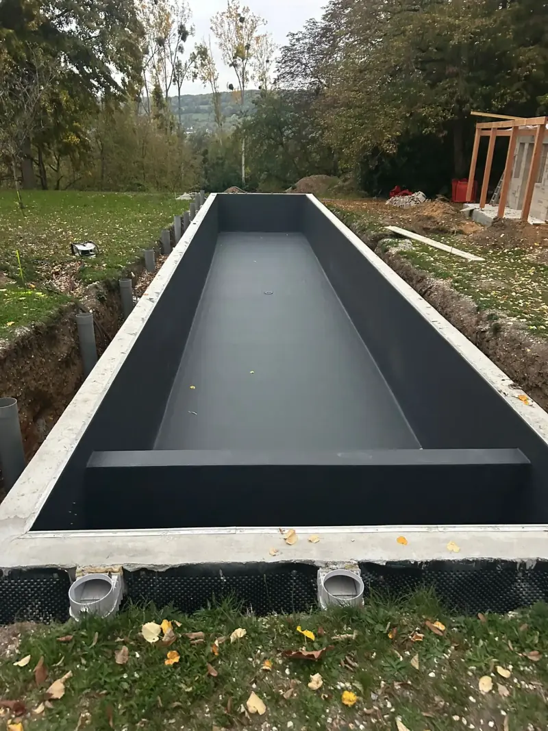 Couloir de nage neuf habillé de membrane armée anthracite, avant la mise en eau